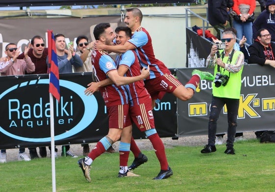 Celebración del gol de Hugo Díaz al borde del descanso.