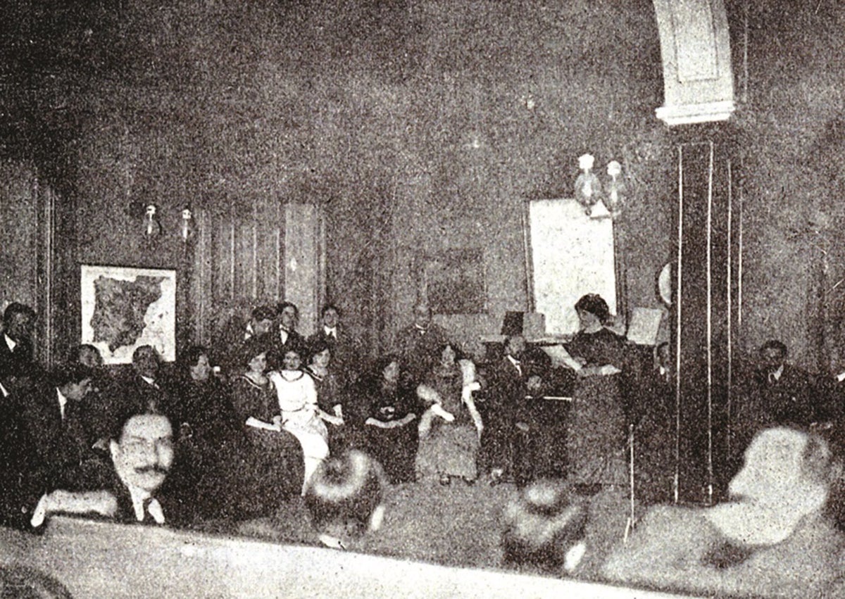 Imagen secundaria 1 - Arriba, el artículo de Emilia Pardo Bazán sobre Valladolid publicado en 'La Lira' en 1875; abajo, el Ateneo, donde impartió la conferencia inaugural en 1920, y el retablo de Juan de Juni en la catedral de Valladolid.