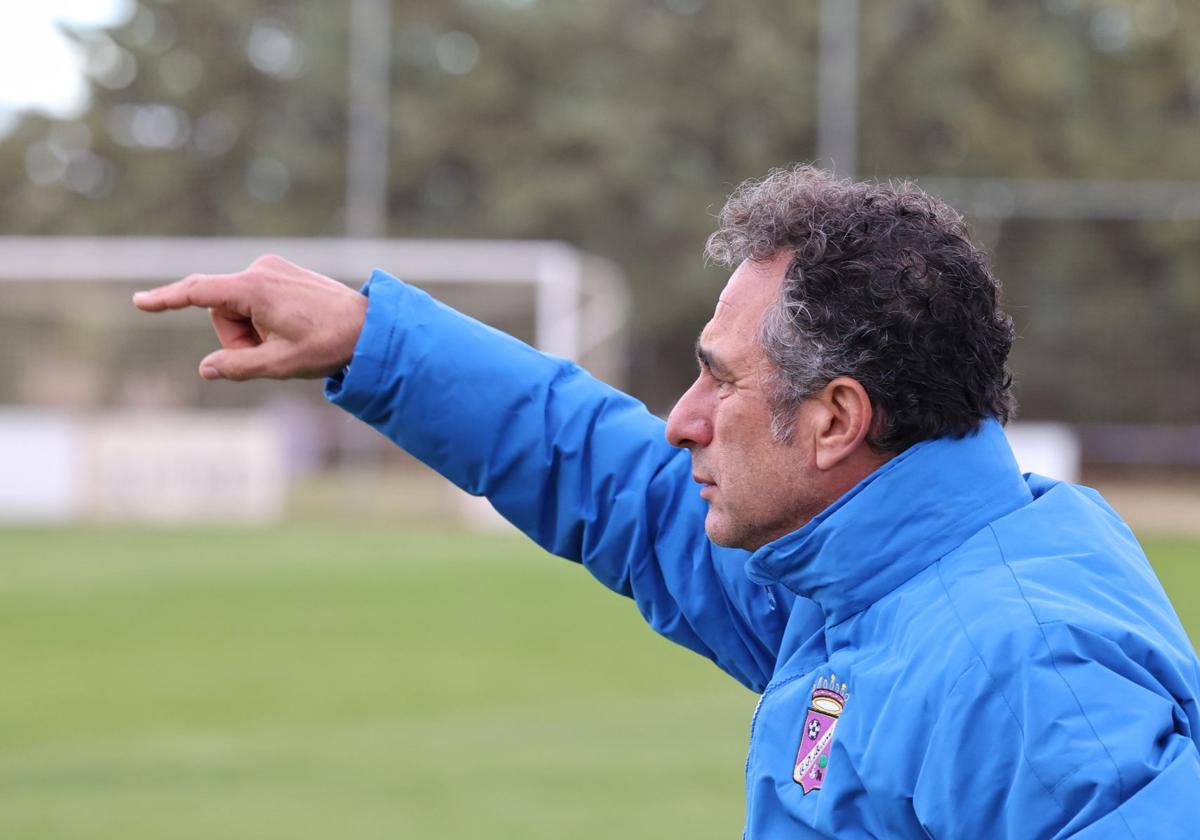 Francis Olea, técnico del Becerril, da instrucciones por la banda en un partido anterior.