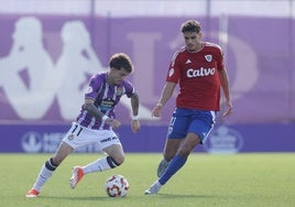 Xavi Moreno regatea a un jugador del Bergantiños durante el partido en los Anexos.