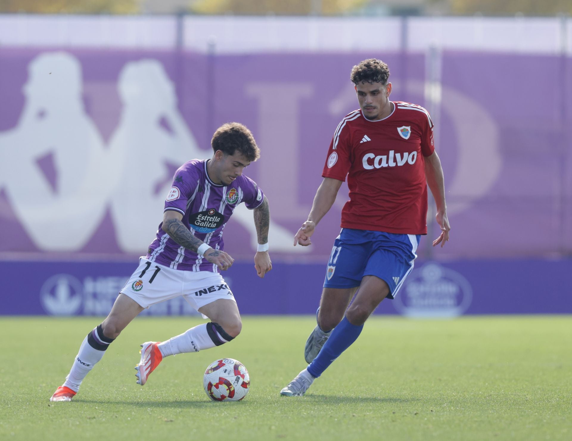 Xavi Moreno regatea a un jugador del Bergantiños durante el partido en los Anexos.