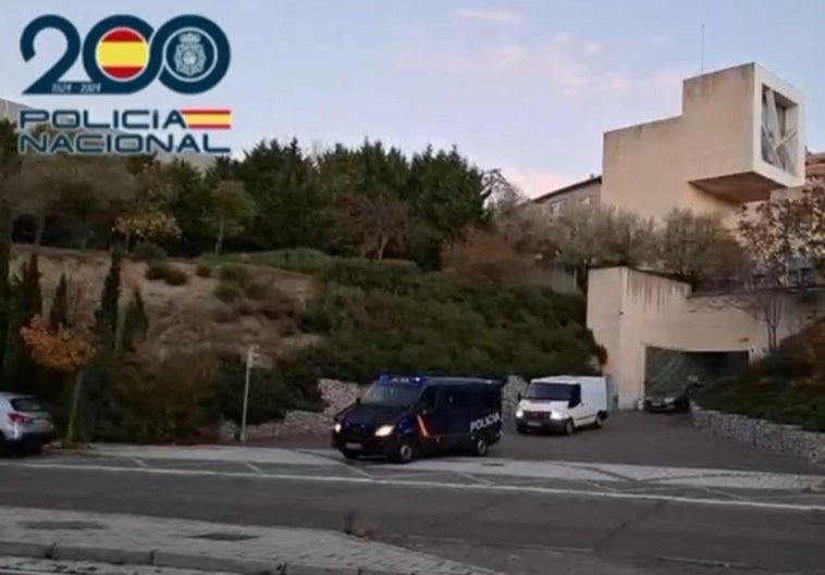 Momento en el que los furgones policiales salen de la Comisaría de Parquesol, este domingo.