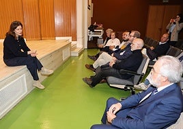 Miriam González interviene en la Biblioteca Pública de Palencia.