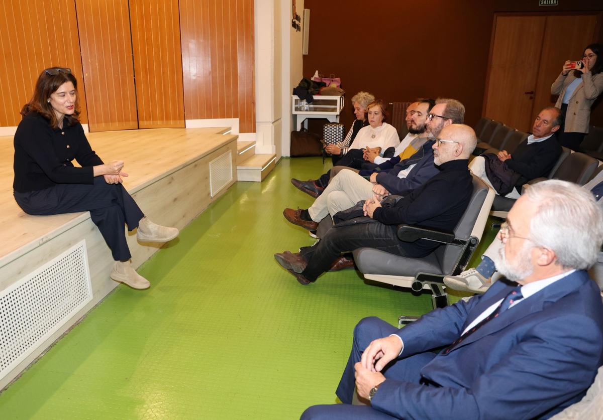 Miriam González interviene en la Biblioteca Pública de Palencia.