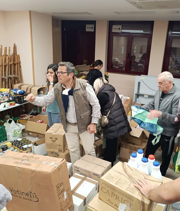 Imagen secundaria 2 - Jóvenes y mayores, volcados en la ayuda a las zonas afectadas por la DANA en el Centro Cívico El Campillo