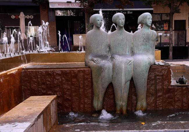 La fuente de las sirenas, en la plaza Martí y Monsó.