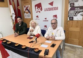 Javier Alonso, Herminia Francos y José Manuel Muñoz presentan la asamblea de IU.