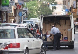 Furgoneta descargando mercancía, en una imagen de archivo.