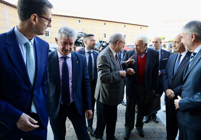 Felipe González conversa con Jesús Quijano a su llegada a Arroyo de la Encomienda.