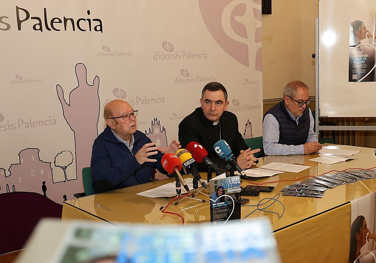 El obispo de Palencia, entre el ecónomo y el responsable de prensa de la Diócesis, Presentación de los datos económicos de 2023.