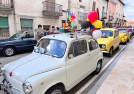 Concentración de vehículos clásicos en Cevico de la Torre durante el año pasado.