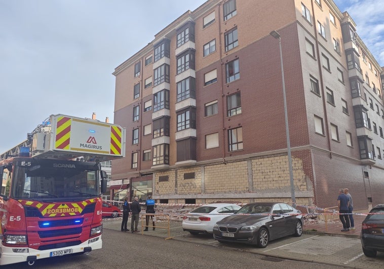 Desprendimiento de la fachada en la calle Ebro.