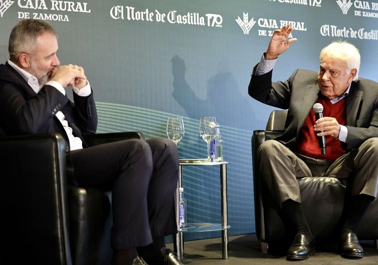Felipe González conversa con Ángel Ortiz, director de El Norte de Castilla, en el acto organizado por el periódico, con el patrocinio de Caja Rural de Zamora.
