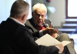 Felipe González, este martes, en Valladolid, durante la conversación que mantuvo con Ángel Ortiz, director de El Norte de Castilla.