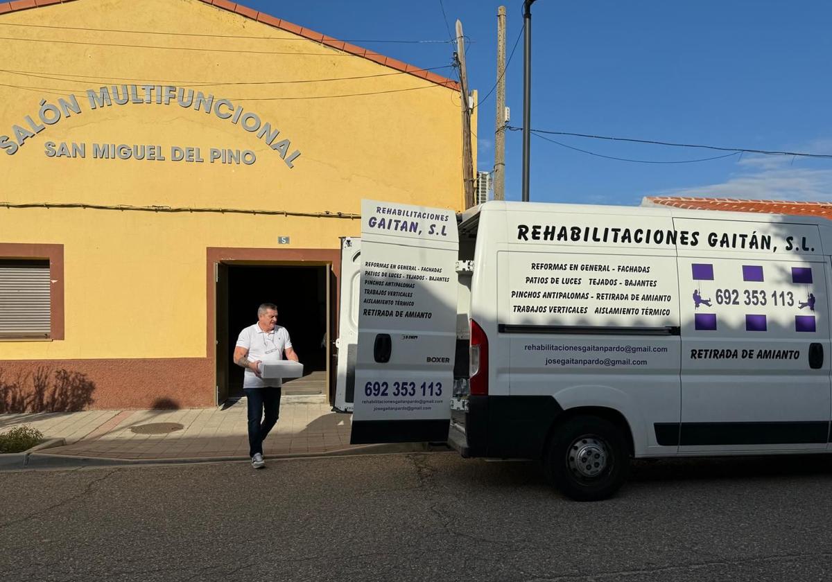 José Gaitán cargando las donaciones de San Miguel del Pino en la furgoneta de su empresa