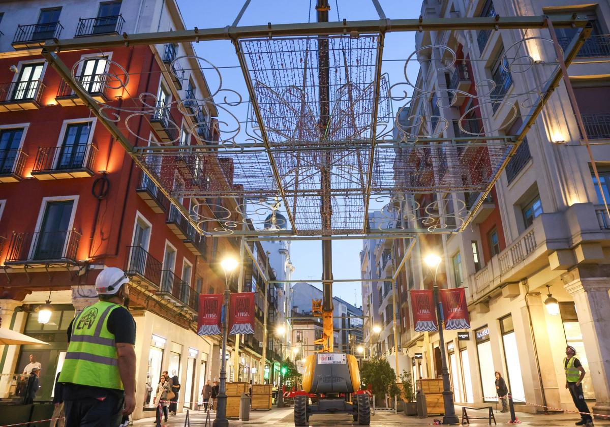 Fotos: las luces de Navidad asoman en el centro de Valladolid