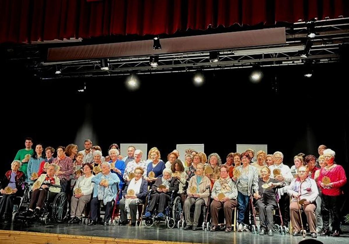 Foto de familia de todas las homenajeadas con los miembros de la corporación municipal.