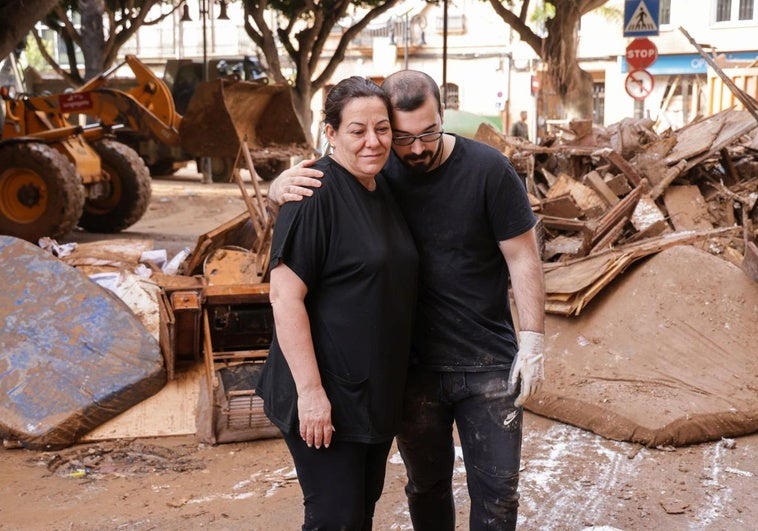 Gloria Campos y Rafael Hoyos, propietarios de una pastelería, agredecen la labor de los efectivos de Castilla y León.