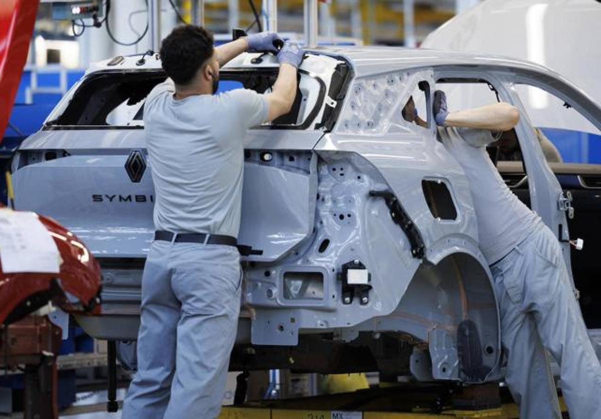 Operarios de Renault en Valladolid ensamblan un Symbioz.