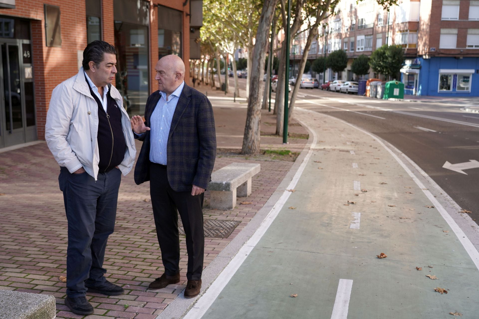 El concejal de Urbanismo, Alberto Gutiérrez (izquierda), y el alcalde, Jesús Julio Carnero, este miércoles en una visita a las obras del carril bici de Juan Carlos I.
