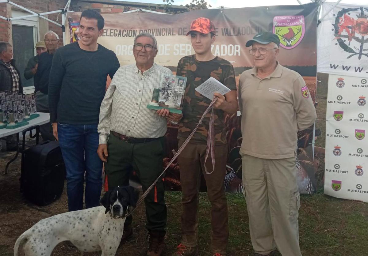 El jovencísimo nuevo campeón provincial Mario Sanz Melgar recibiendo su trofeo.