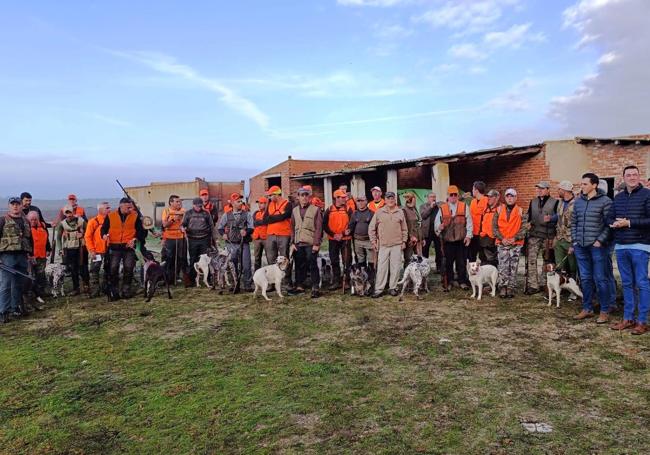 Foto de familia antes del inicio de la salida de los cazadores participantes