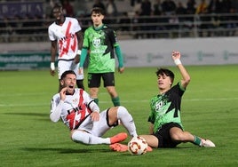 Adrián Embarba sufre la entrada de Adrián, jugador del Villamuriel.