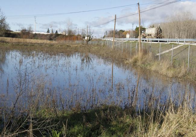 Un camión circula junto a una tierra inundada en la zona de Los Lavaderos de Segovia.