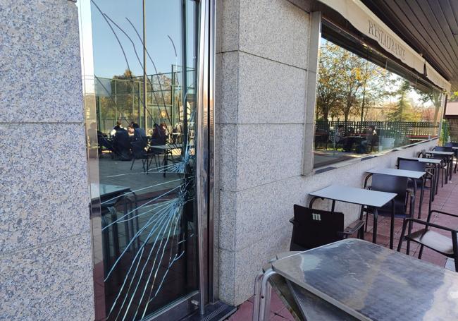 Puerta por la que intentaron acceder en la madrugada de este miércoles al restaurante Leonor.