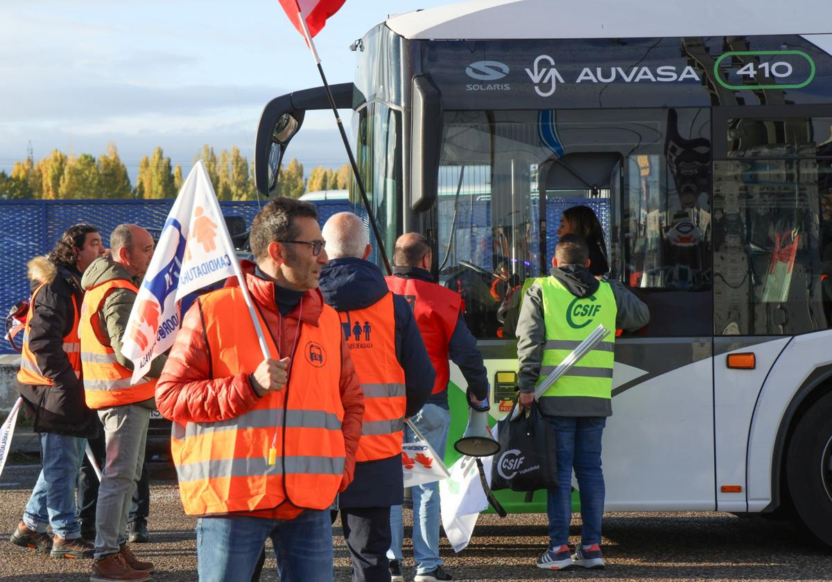 Trabajadores de Auvasa durante la huelga del pasado 28 de octubre.