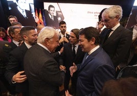 El presidente de la Junta, Alfonso Fernández Mañueco, y los expresidentes del Gobierno Felipe González y José María Aznar, en la jornada 'Diez años de su partida: reflexiones sobre Adolfo Suárez.