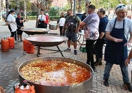 Víctor Carranza, primero por la derecha, preparando comida en Aldaia.