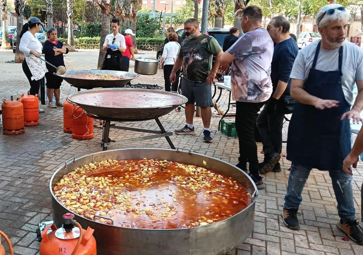 Víctor Carranza, primero por la derecha, preparando comida en Aldaia.