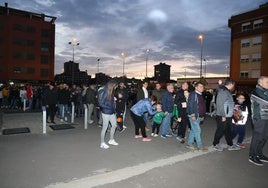 Decenas de aficionados guardan cola para acceder al encuentro.