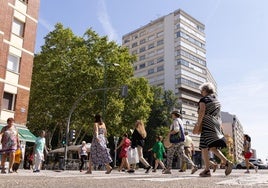 Varias personas caminan en la intersección del Paseo de Zorrilla con Puente Colgante.