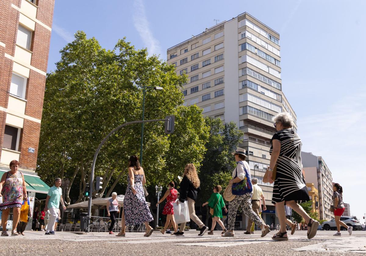 Varias personas caminan en la intersección del Paseo de Zorrilla con Puente Colgante.