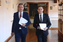 Conrado Íscar, presidente de la Diputación de Valladolid, junto al vicepresidente y responsable de Hacienda, Víctor Alonso durante la presentación de los nuevos presupuestos.