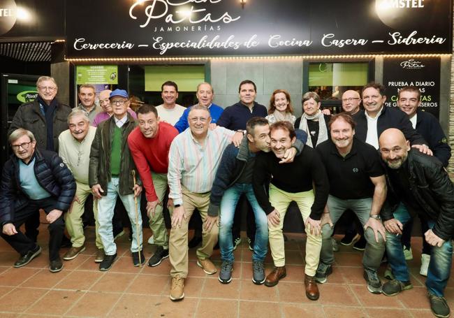 Los veteranos del club posan con López Moreno.