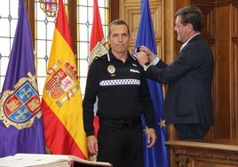 Isidoro Fernández Pita coloca el galón al nuevo jefe de la Policía Local de Palencia.