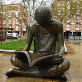 Qué lee Elisa, la niña de la plaza de las Batallas de Valladolid