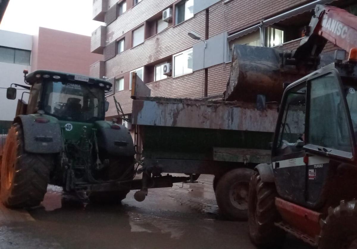 Los tractores están siendo herramienta fundamental para la limpieza.