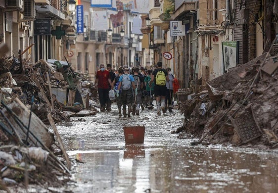 Una de las calles de Paiporta encharcadas por las lluvias.