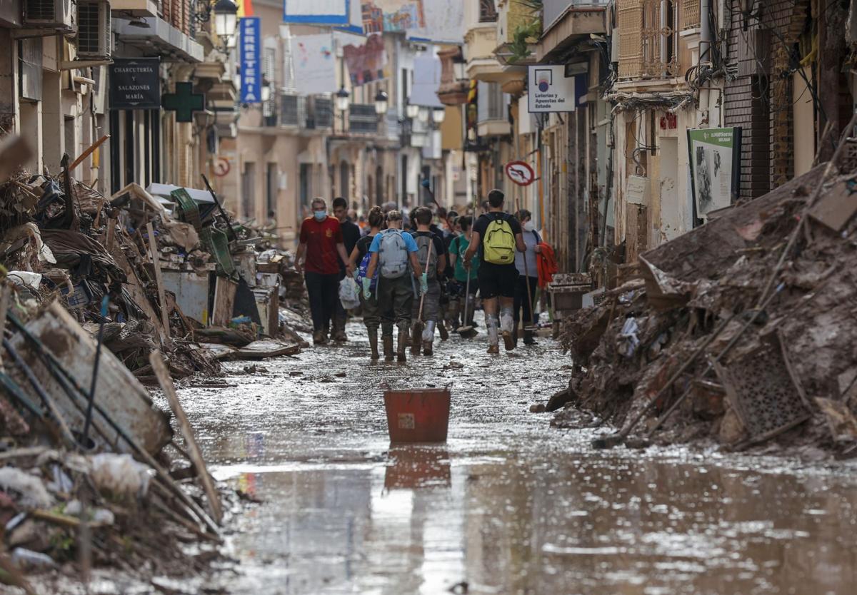 Una de las calles de Paiporta encharcadas por las lluvias.