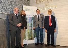 Ángeles Armisén, con el director de Administración Local de la Junta, el alcalde de Brañosera, y el secretario de la FEMP, Luis Martínez-Sicluna, de izquierda a derecha.