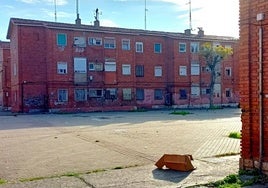 Plaza en torno a la calle Adaja de Valladolid, en el barrio de Las Viudas, donde se vende un piso con okupa incluido.