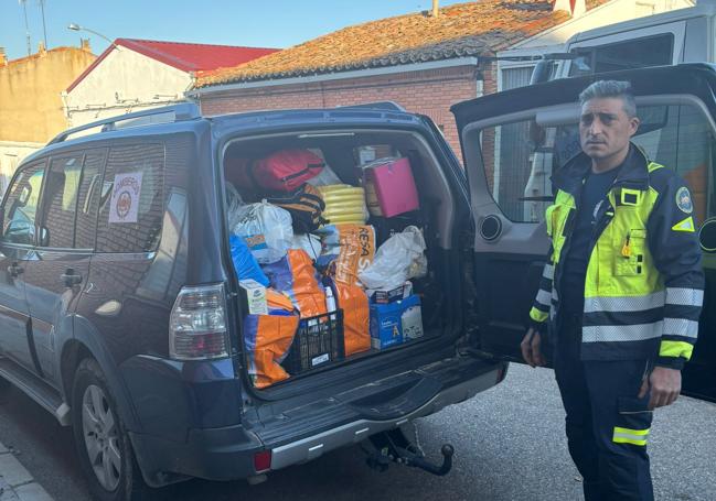 El bombero Ángel Barcenilla antes de partir desde Tordesillas cargado de ayuda y herramientas