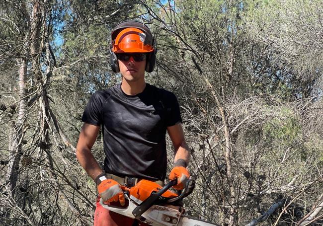 Rafa Pascual es bombero y peón forestal. Ayudará con las motosierras que le ha prestado su empresa Foresa