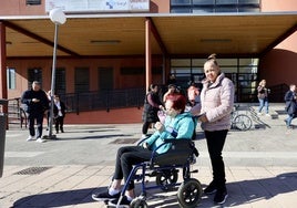 Herminia, con su cuidadora, a la puerta del Centro de Especialidades de Arturo Eyries.