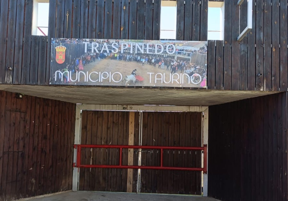 Pancarta colocada en la entrada de su plaza de toros