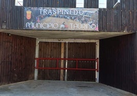 Pancarta colocada en la entrada de su plaza de toros